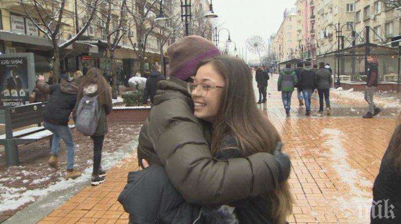 Ученици раздават безплатни прегръдки в София