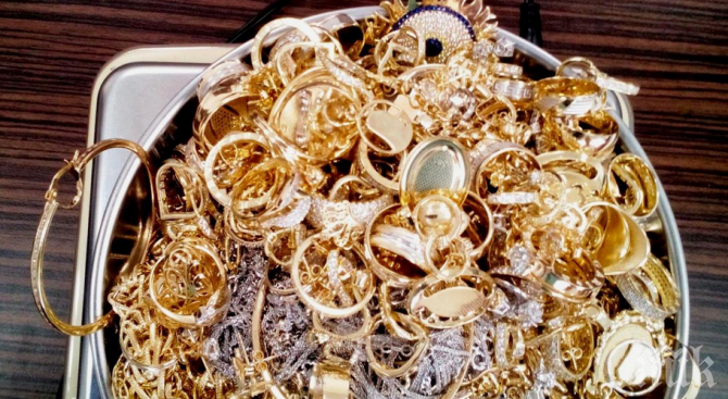 Арестуваха израелци, опитали да внесат 4 тона злато в Япония