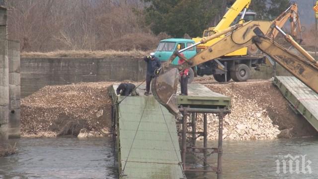 Камиони рушат временния мост при село Чомаковци
