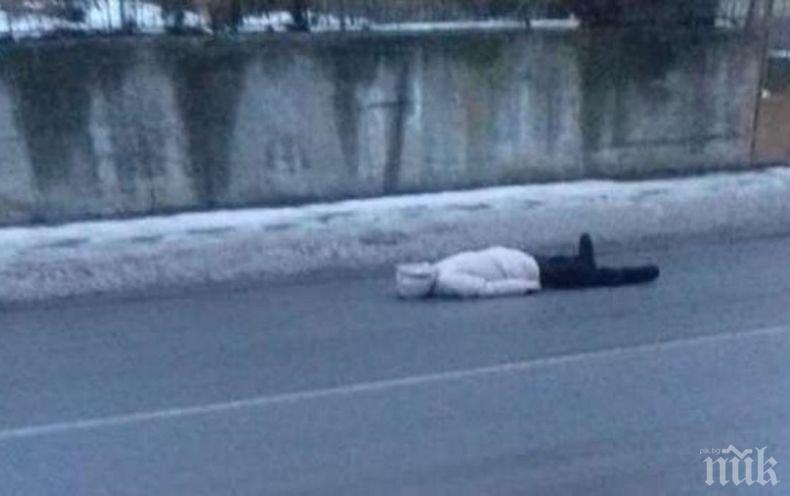 Психичноболна жена лежи на пътя в Бобов дол, за да й дадат пари