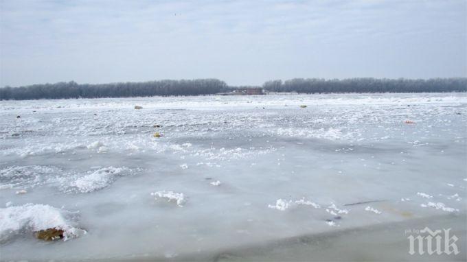 ДРАМА: Водолази продължават издирването на момчето, паднало в микроязовир край Пловдив