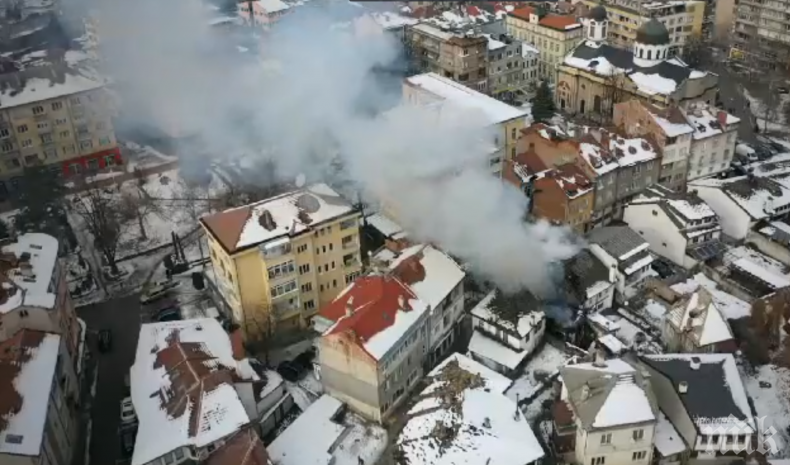 ПОЖАР В ГАБРОВО: Горят три къщи в центъра на града (ВИДЕО)