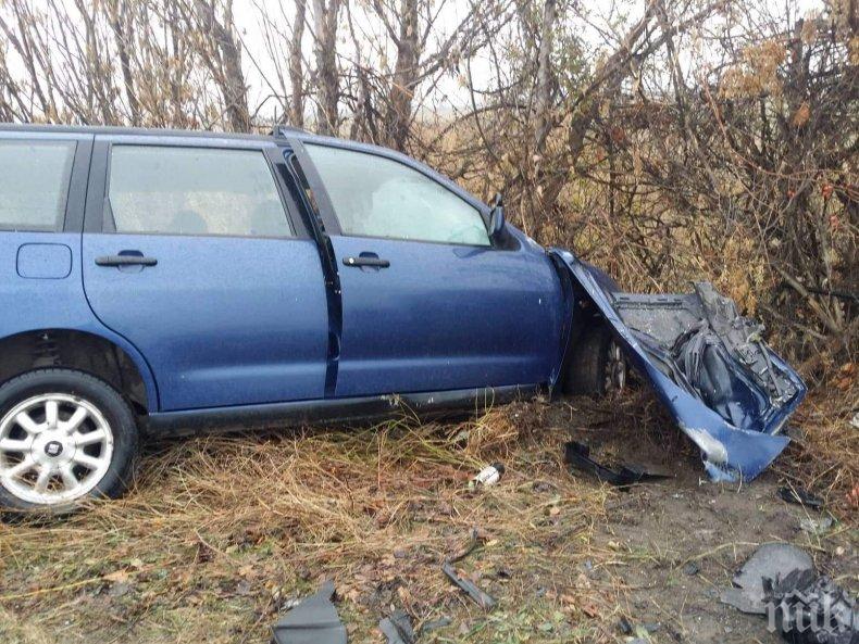 Кола се заби в дърво в Пловдивско, пострадаха четири жени