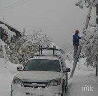 СНЕЖЕН КАПАН: Скъсани далекопроводи оставиха 4 общини в Родопите без ток