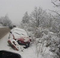 Тежка катастрофа край Лясковец - два Голфа се размазаха, хвърчат линейки и пожарна (СНИМКА)