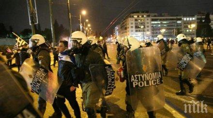 арестуваха десетки заради размирици атина