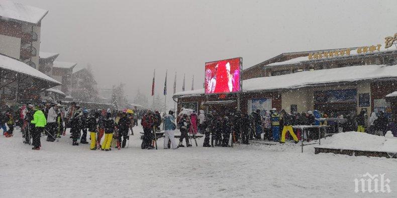 БЕЗОБРАЗИЕ: Огромни опашки в Банско заради Тома Белев и компания (ВИДЕО/СНИМКИ)