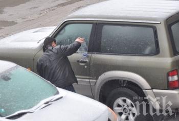 ЗАРАДИ СНЕГА: В Благоевградско мръзнат на свещи