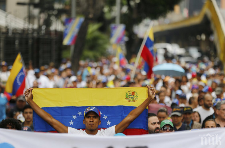 Масови протести във Венецуела срещу Николас Мадуро, страната на ръба на гражданска война
