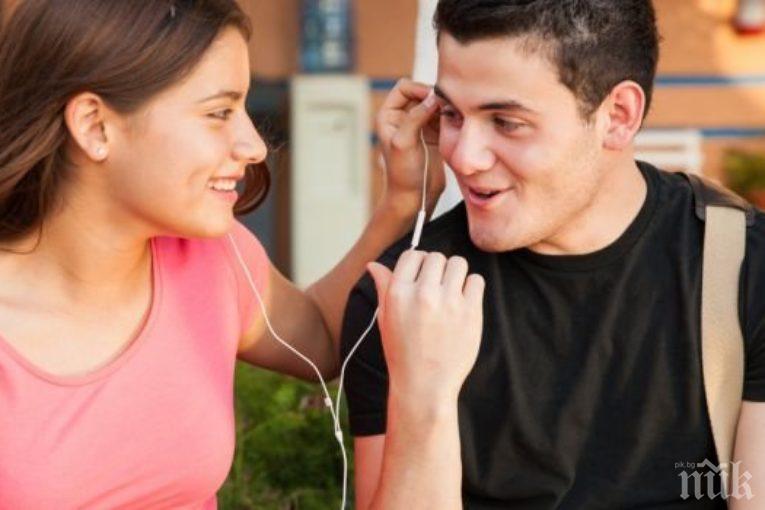 САМО ЗА ДАМИ: 11 начина да привлечете вниманието на един мъж