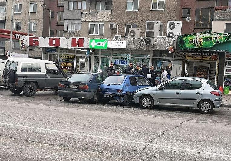 Екстремно паркиране доведе до катастрофа в Асеновград 