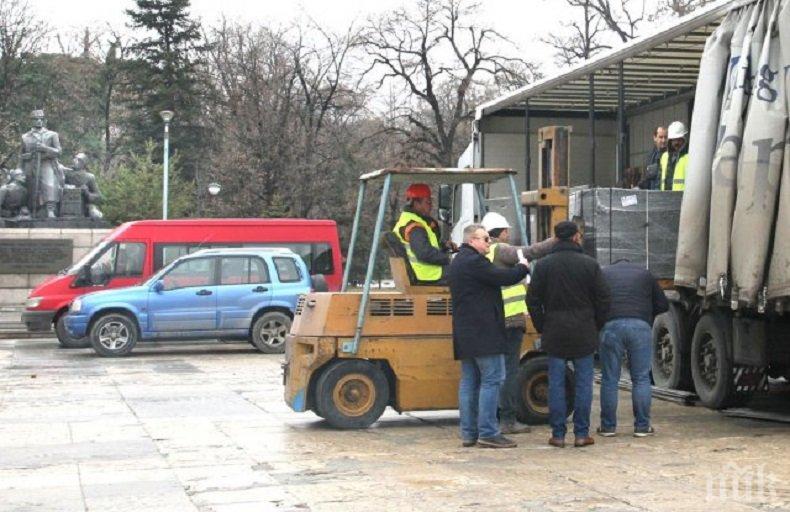 В Пловдив докараха гранита за площад Централен