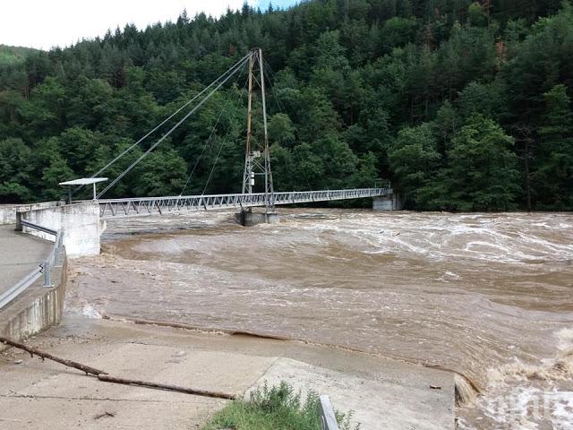 Високият приток на Арда заля въжения мост при село Песнопой