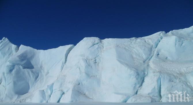 Китайски кораб се блъсна в айсберг