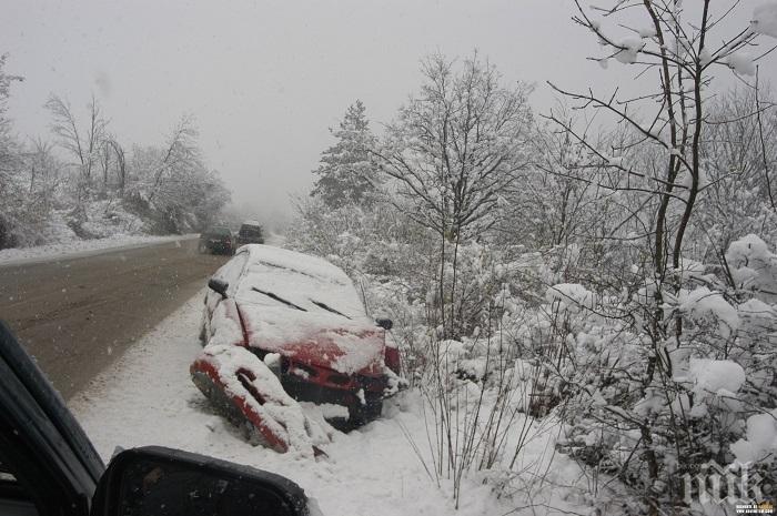Тежка катастрофа край Лясковец - два Голфа се размазаха, хвърчат линейки и пожарна (СНИМКА)