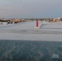 АРКТИЧЕСКИ СТУД В САЩ: Езерото Мичиган замръзнa