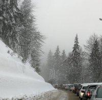 Хаос на пътя за Пампорово, колони от коли блокират трафика (СНИМКА)