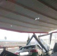 НА КОСЪМ ОТ ТРАГЕДИЯ: Ауди влетя в бензиностанция на АМ 