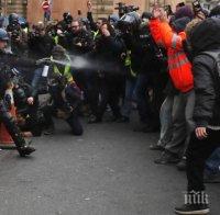 „Червени шалчета“ излязоха срещу „жълтите жилетки“ във Франция