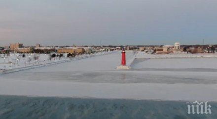 арктически студ сащ езерото мичиган замръзнa