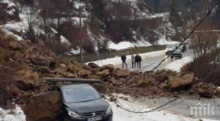 последните минути свлачище смачка кола пътя смолян девин