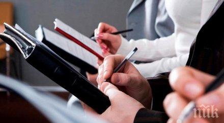 Квалифицират учители за физици и химици