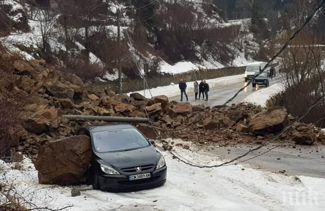 ОТ ПОСЛЕДНИТЕ МИНУТИ: Свлачище смачка кола на пътя Смолян - Девин