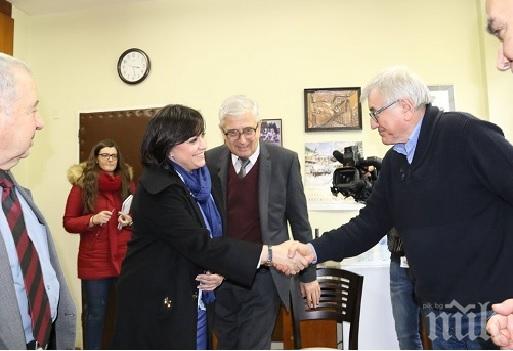 Корнелия Нинова предаде на математиците даренията, които събра за ЧРД