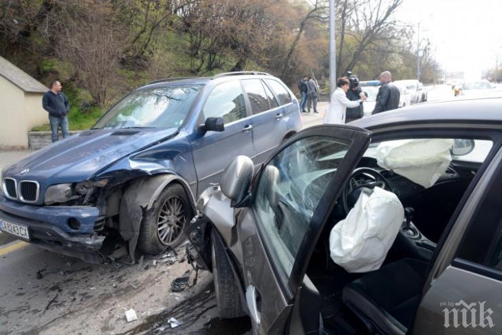 ОТ ПОСЛЕДНИТЕ МИНУТИ: Меле на Черни връх, има потрошени коли и ранени
