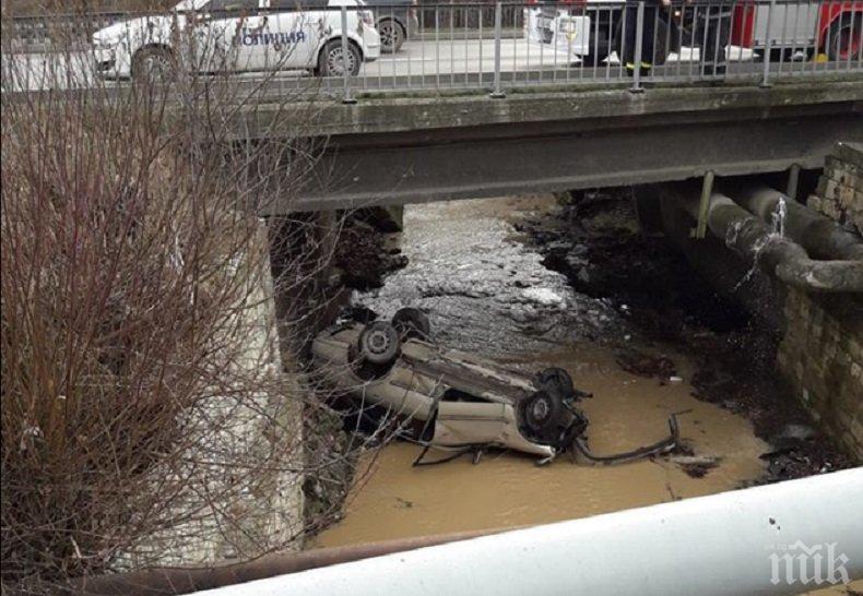 ПЪРВО В ПИК: Кола падна в канал във Варна, шофьорът оцеля по чудо