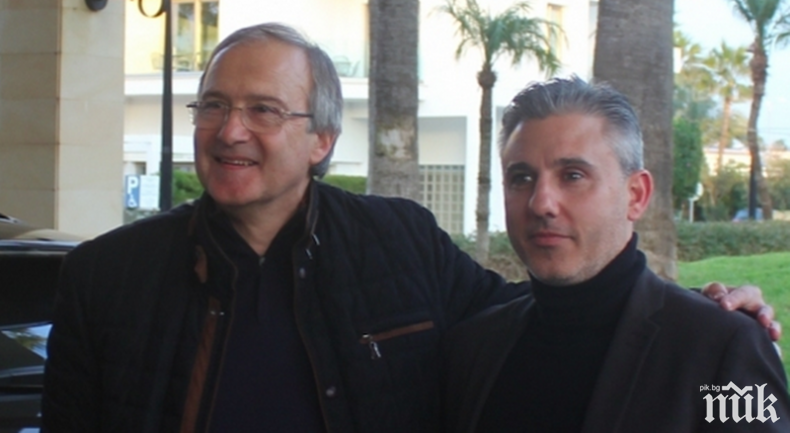 Сините с любопитен ход