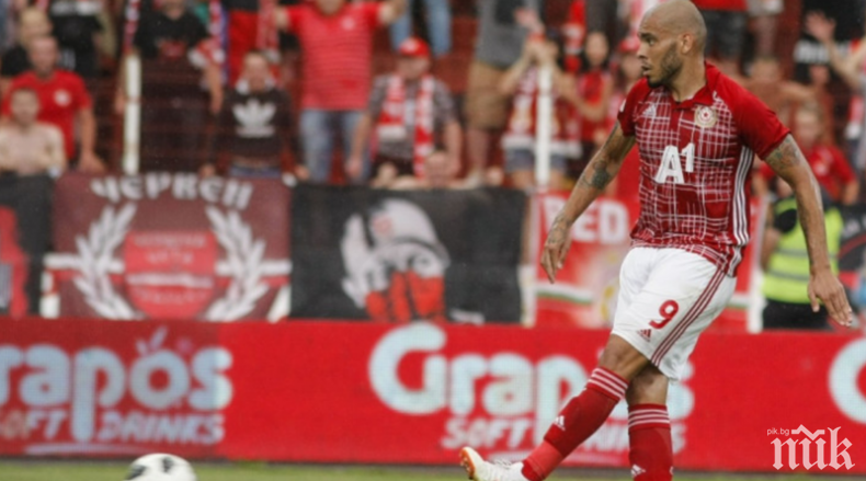 Вместо със Звяра от Армията - Рапид парафира с...