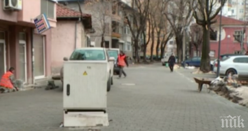 УНИКАЛНО: Електрическо табло изникна по средата на улица