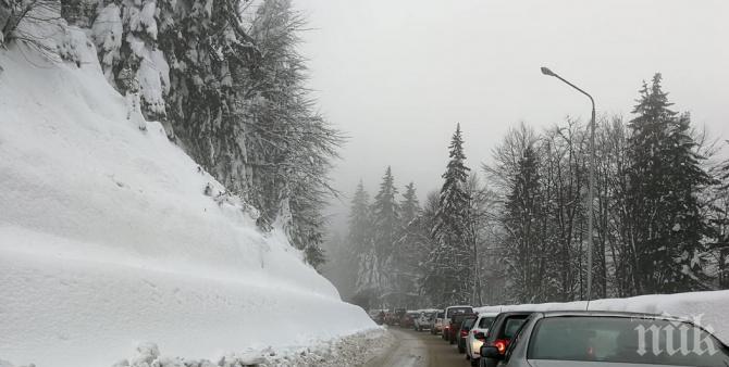 Хаос на пътя за Пампорово, колони от коли блокират трафика (СНИМКА)