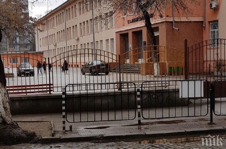 НАГЛОСТ: Превърнаха училищен двор в паркинг