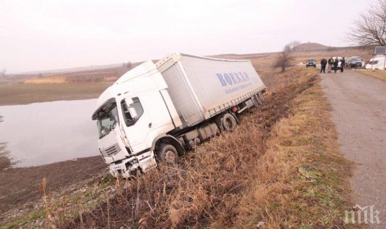 Турски ТИР помете каравана и катастрофира край язовир в Търновско 