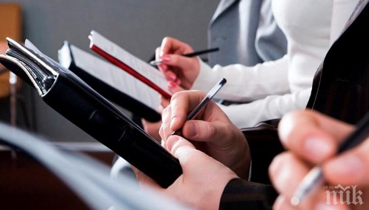 Квалифицират учители за физици и химици