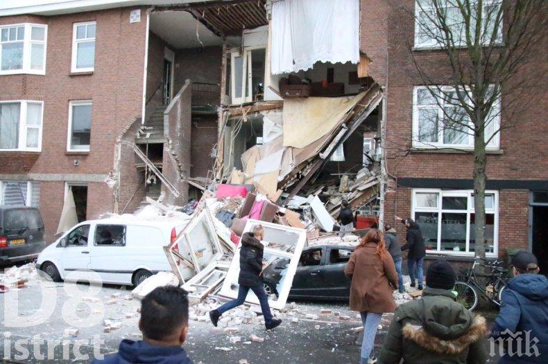 Спасиха трима след взрива в Хага