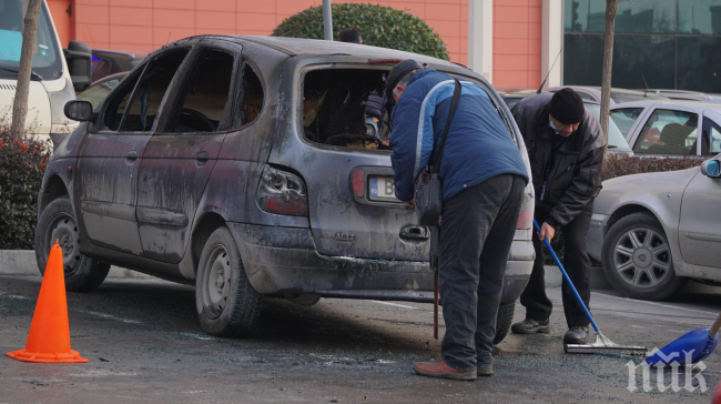 Рено пламна на паркинг пред мол (СНИМКИ)