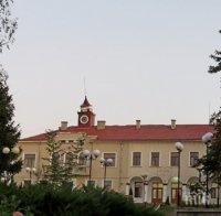 Бутат емблематичната часовникова кула в Средец