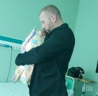 ПЪЛНА ПРОМЯНА: Динко показа бебето, вече е грижовен татко