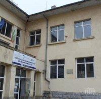 Мъж протестира пред детски дом в Пловдив: Бият децата и им дават храна с изтекъл срок на годност