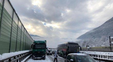 кошмар магистралата 200 души блокирани лошото време италия снимки