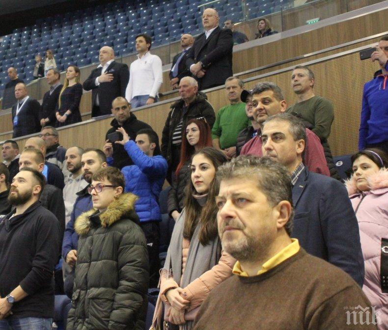 Кралев ликува на победен мач по футзал 