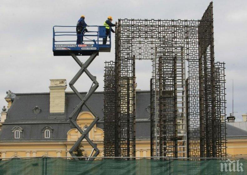 Започна демонтажът на Бронзовата къща (СНИМКИ)