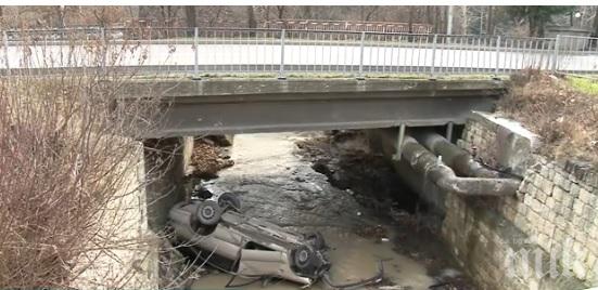 ЗРЕЛИЩНА КАТАСТРОФА: Кола падна по таван в канал във Варна