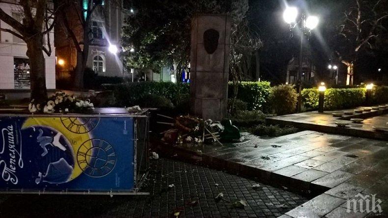 ПОЗОР: Пияни гамени оскверниха паметника на Стефан Стамболов в Пловдив (СНИМКИ)