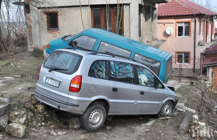 ЛАМАРИНИ: Опел се заби в паркиран бус в Кърджали