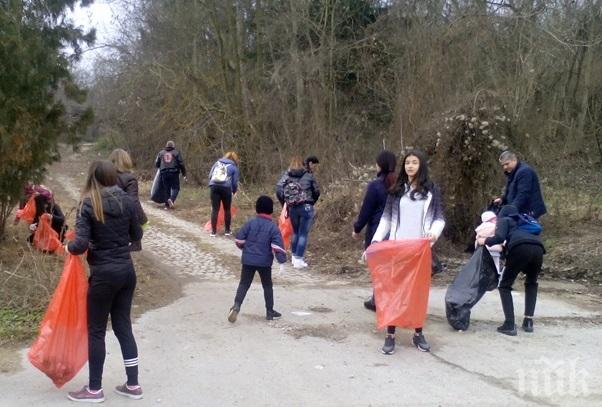 В ПЛЕВЕН: Кметът Спартански и граждани чистиха заедно парка Кайлъка