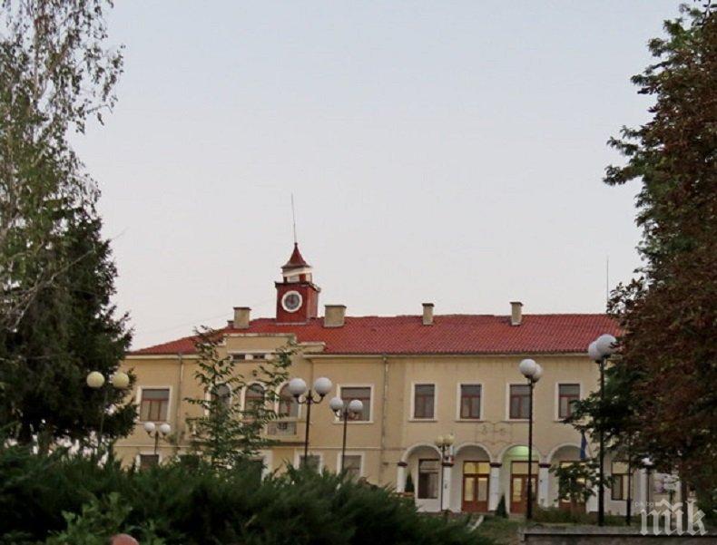 Бутат емблематичната часовникова кула в Средец